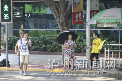 絕大多數(shù)市民都做到了自覺禮讓斑馬線，不橫穿馬路，不翻越欄桿，做到車讓人、人讓車2.JPG
