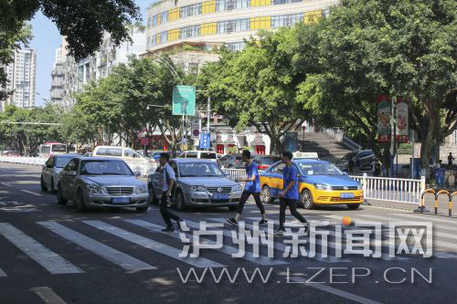 四川警察學院前的斑馬線沒有紅綠燈，但過往車輛見到有行人過斑馬線都會禮讓行人