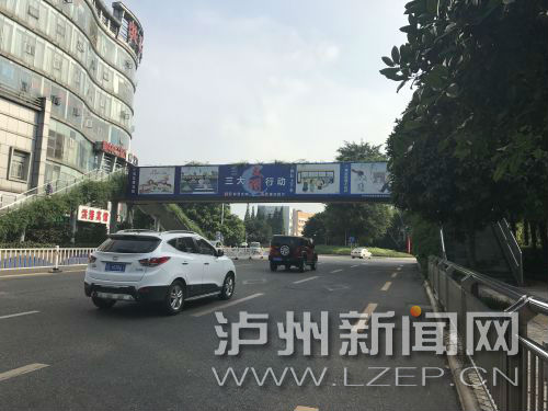 主干道上隨處可見創(chuàng)文宣傳廣告。 記者 肖婷 攝